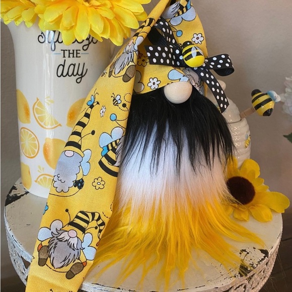 🐝 Bee Gnome, Summer Gnome, Bumblebee Gnome, Tiered Tray Decor - Picture 3 of 4